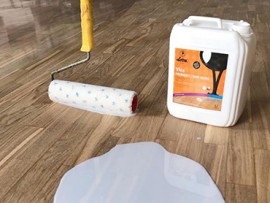 Как правильно наносить паркетный лак?