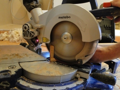 Запил материала - готовим плинтус к установке