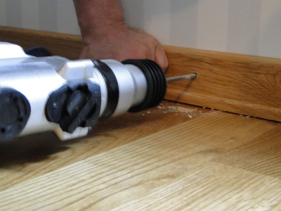 Перфоратором сверлим отверстия