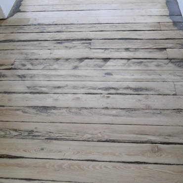 Доски покрыты пятнами и нуждаются в шлифовке