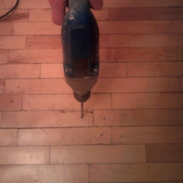 Начало процесса крепления паркета саморезами