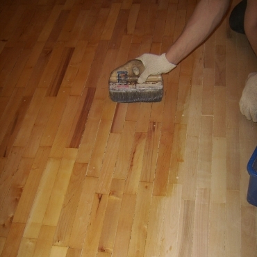 Процесс нанесения лака на паркет