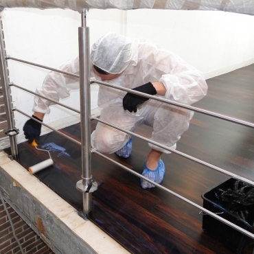 Нанесение лака в углах и стыках