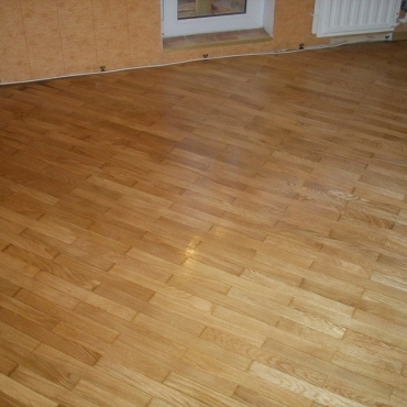 Нанесение паркетного глянцевого лака на пол