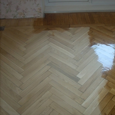 Закончили циклевку и приступили к лакировке Процесс обновления покрытия