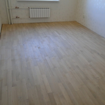 Светлый паркет требует шлифовки