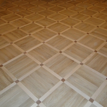 Мастера приступают в шлифованию паркета