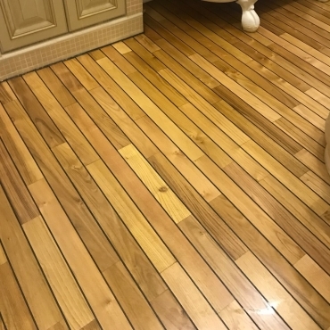 Обновленное деревянное покрытие в ванной комнате