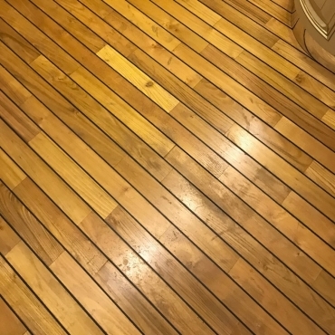 Отмечаем потертости перед началом циклевки