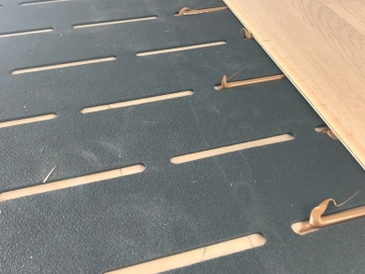 Приклеивание паркета на подложку