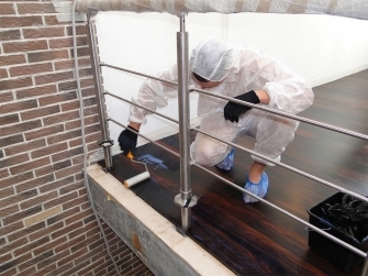 Работаем строго в бахилах Катаем лак