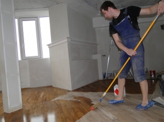 Нанесение водного лака Лакировка паркета водным лаком
