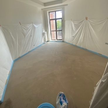 Этап сушки основания перед подготовкой пола под паркет