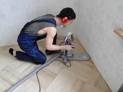 Шлифовка паркета вдоль стен и в углах комнаты