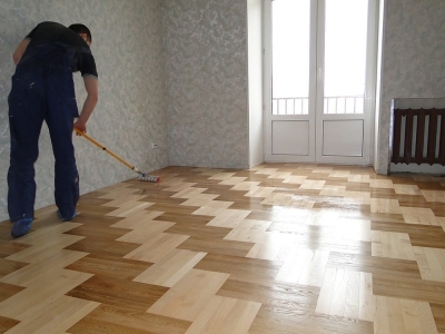 Нанесение лака на паркетное покрытие