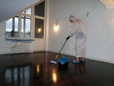 Лакировка паркета Мастер лакирует полы