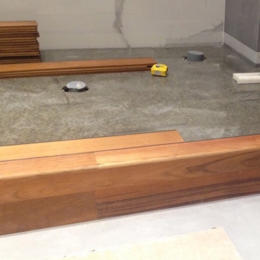 Ванная комната с полами из тика