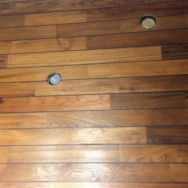 Отделка пола тиковыми ламелями