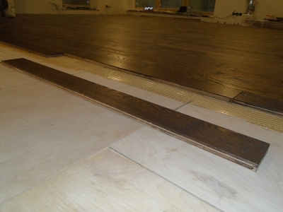 Проведение работ по укладке массивной доски