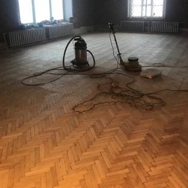 Шлифовка паркета и шпаклевка щелей 