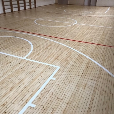 Линии спортивной разметки на полу